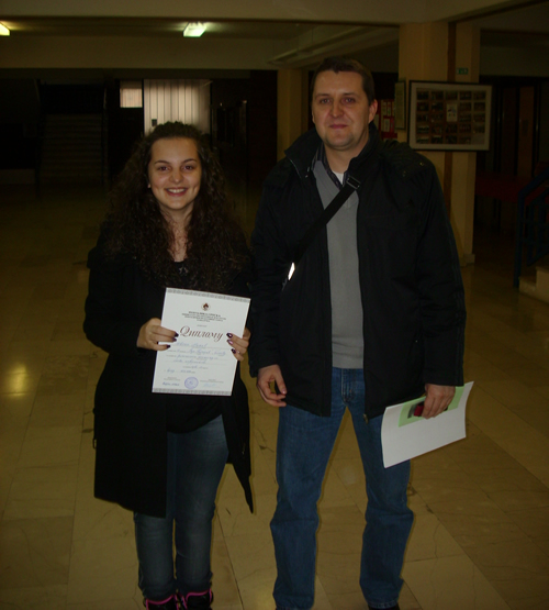 Osvojili treće mjesto, učenica Ivona Miljić i nastavnik-mentor Dejan Pozderović Osvojili treće mjesto, učenica Ivona Miljić i nastavnik-mentor Dejan Pozderović