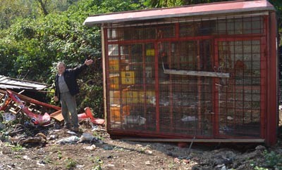 Kioske mu bacili na smetlište Kioske mu bacili na smetlište
