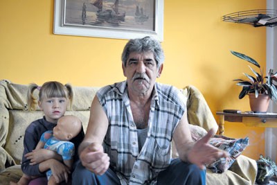 Policija devojčicu našla u parku... Muradif Nurko Karabegović sa najmlađom unukom Jasminom Policija devojčicu našla u parku... Muradif Nurko Karabegović sa najmlađom unukom Jasminom