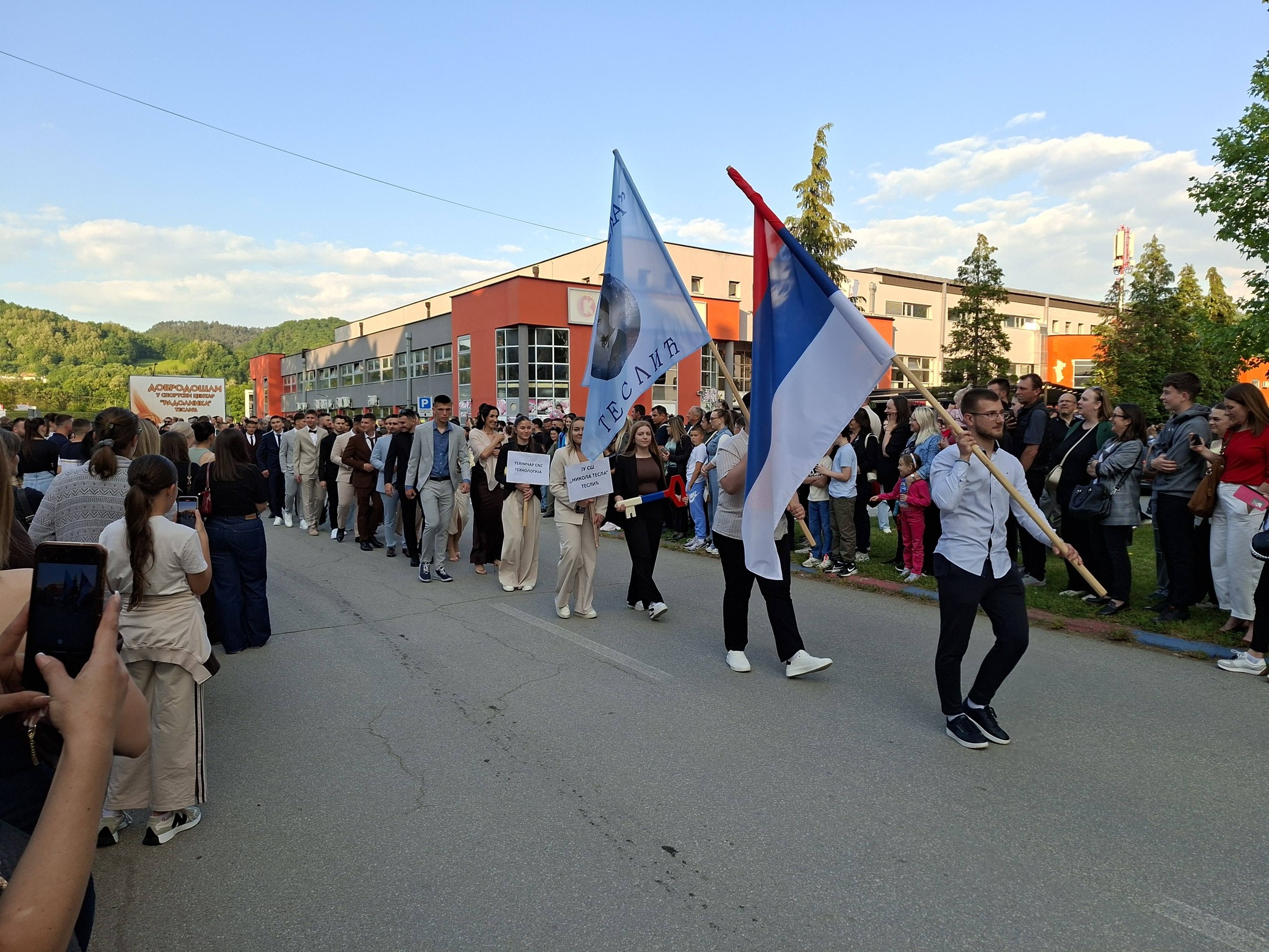 Svečani defile teslićkih maturanata /FOTO/
