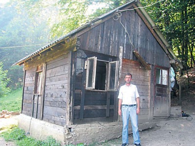 OVDE SMO ŽIVELI ČETIRI GODINE!... Mile ispred barake OVDE SMO ŽIVELI ČETIRI GODINE!... Mile ispred barake